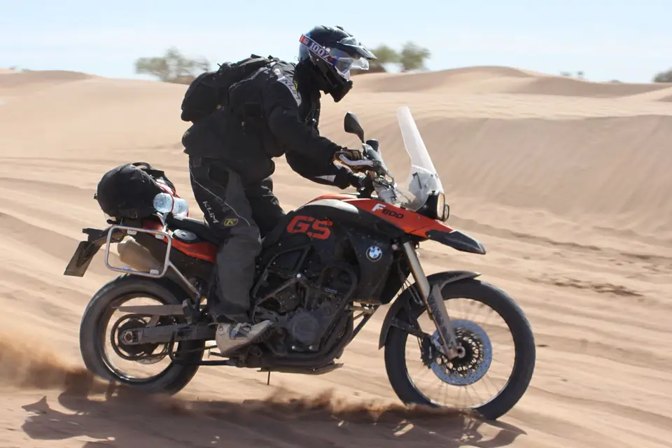 Moto trail dans le désert