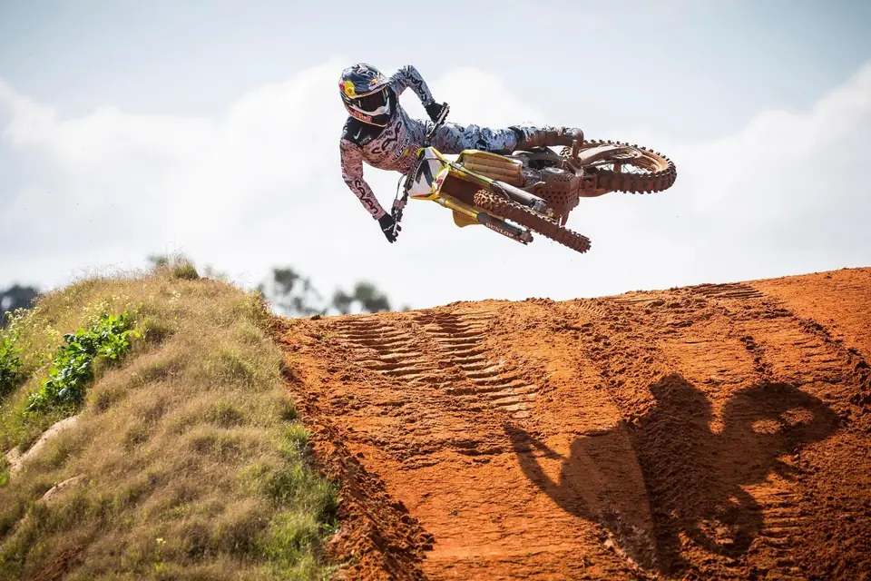 Pilote de motocross en plein saut au-dessus de la piste