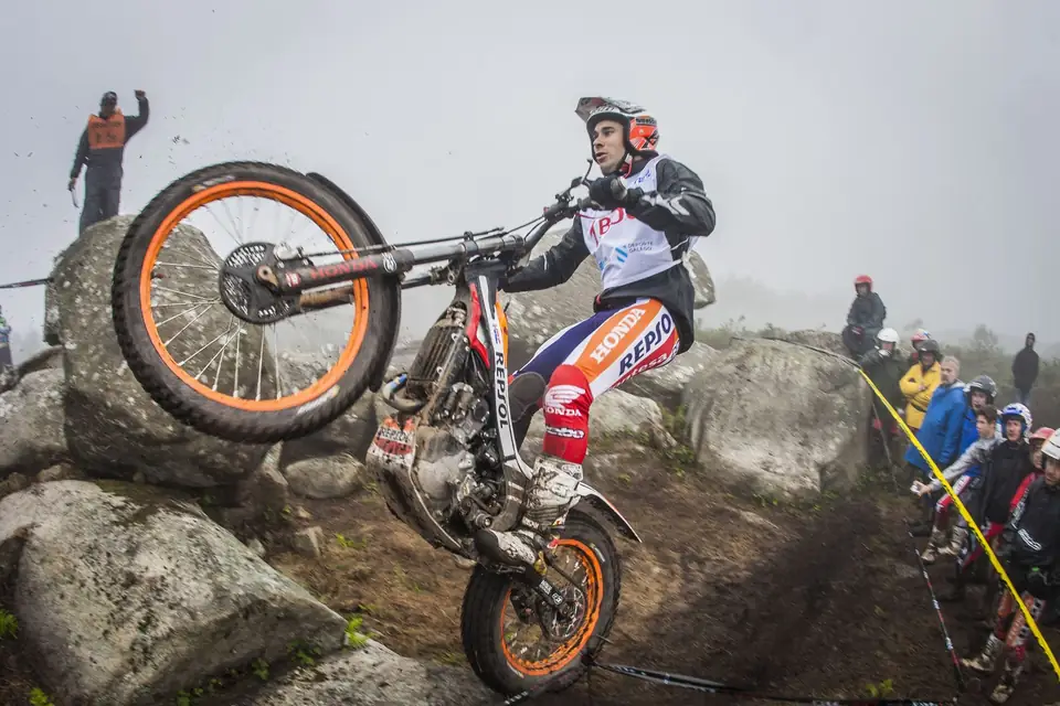 Pilote de trial sur les rochers